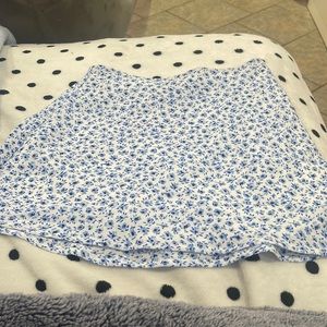 Blue Floral H&M skirt with a pocket